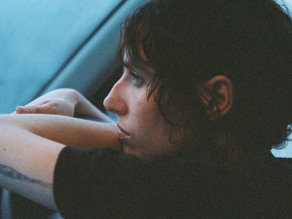 Exploring Clara Mann’s Captivating Debut Album ‘Rift’